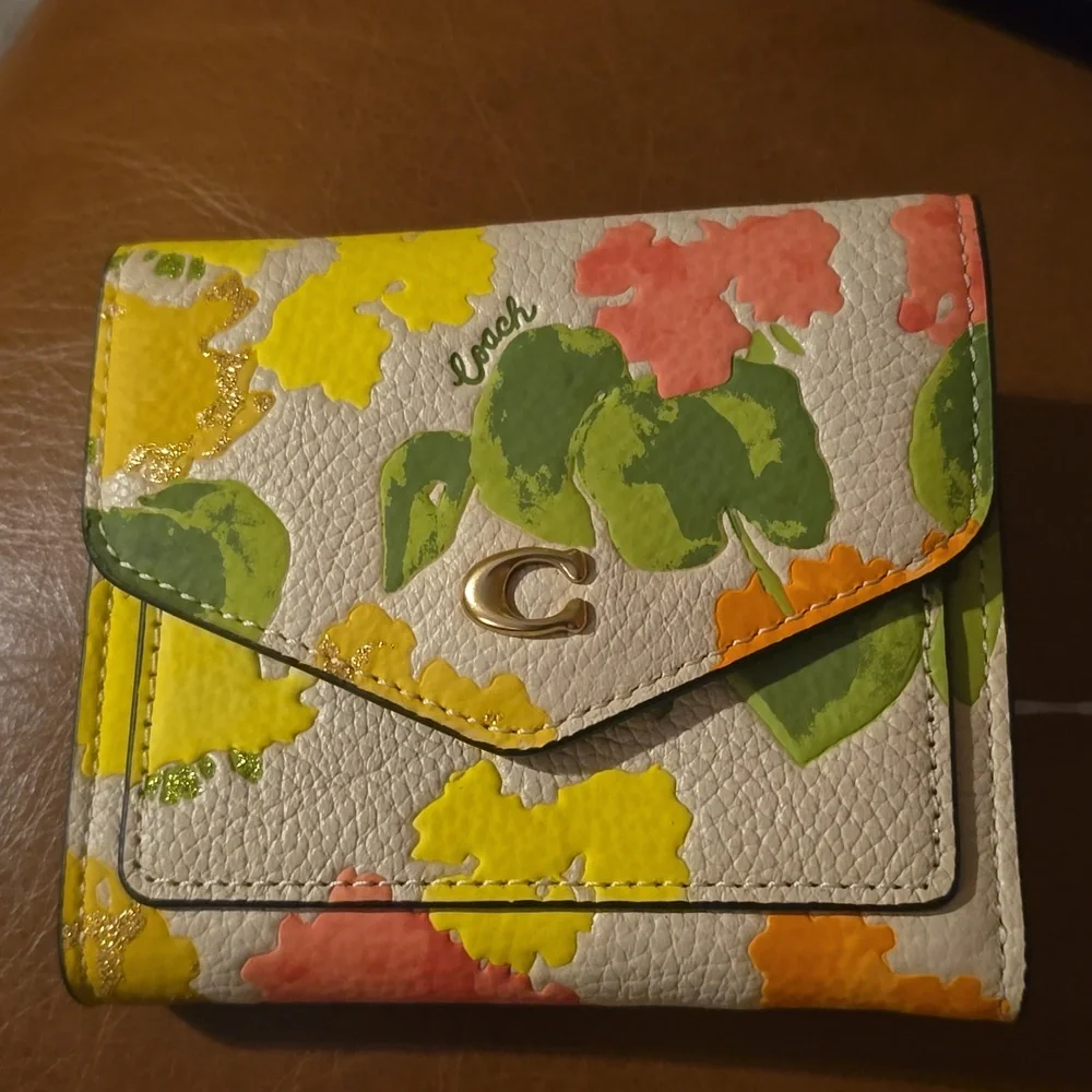 🆕Coach Floral Wallet - Picture 2 of 4